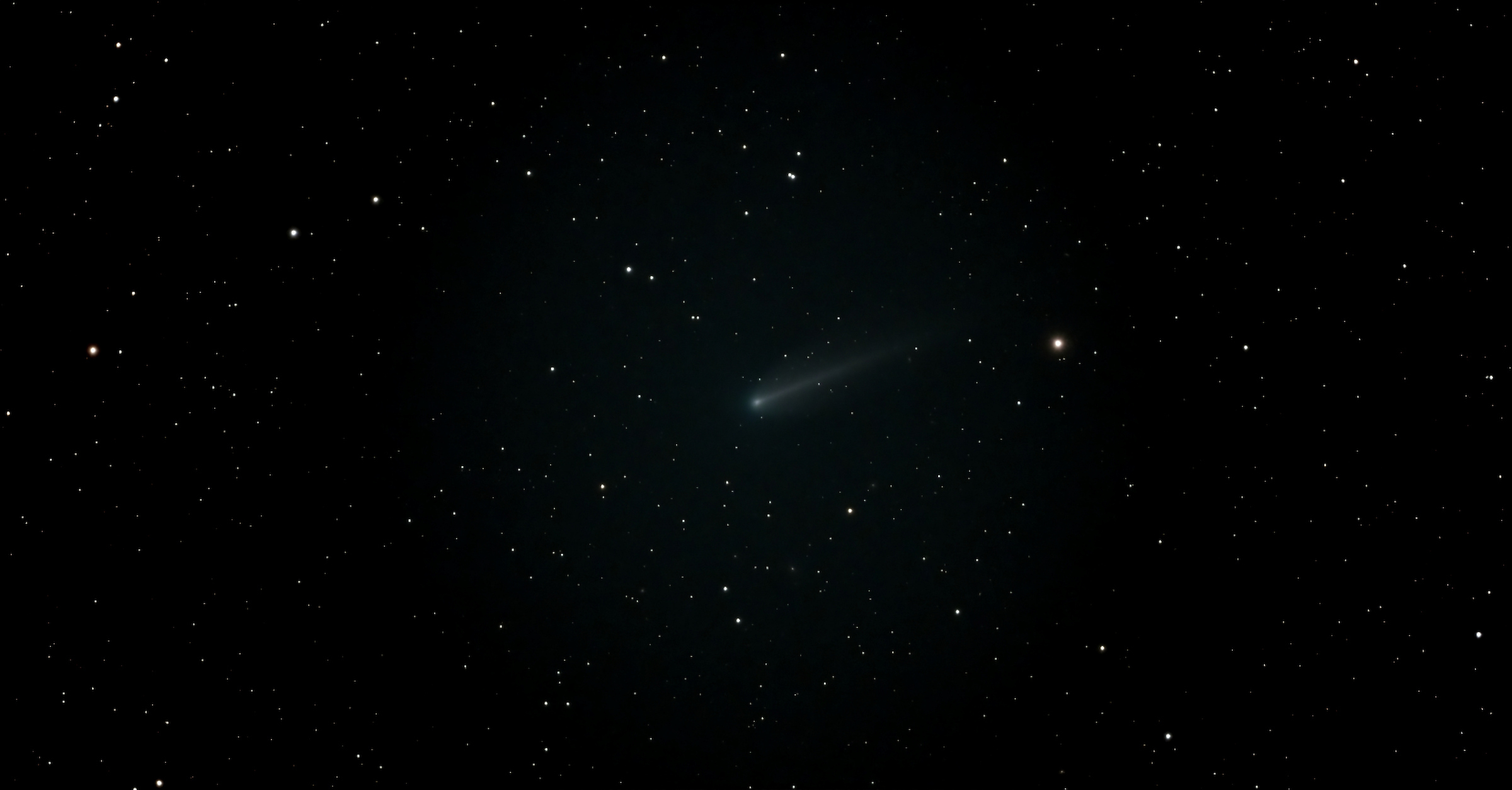 Comet 220P/McNaught viewed from my backyard with a Vespera 3 Telescope. Composite of 127 exposures (1270 sec).
