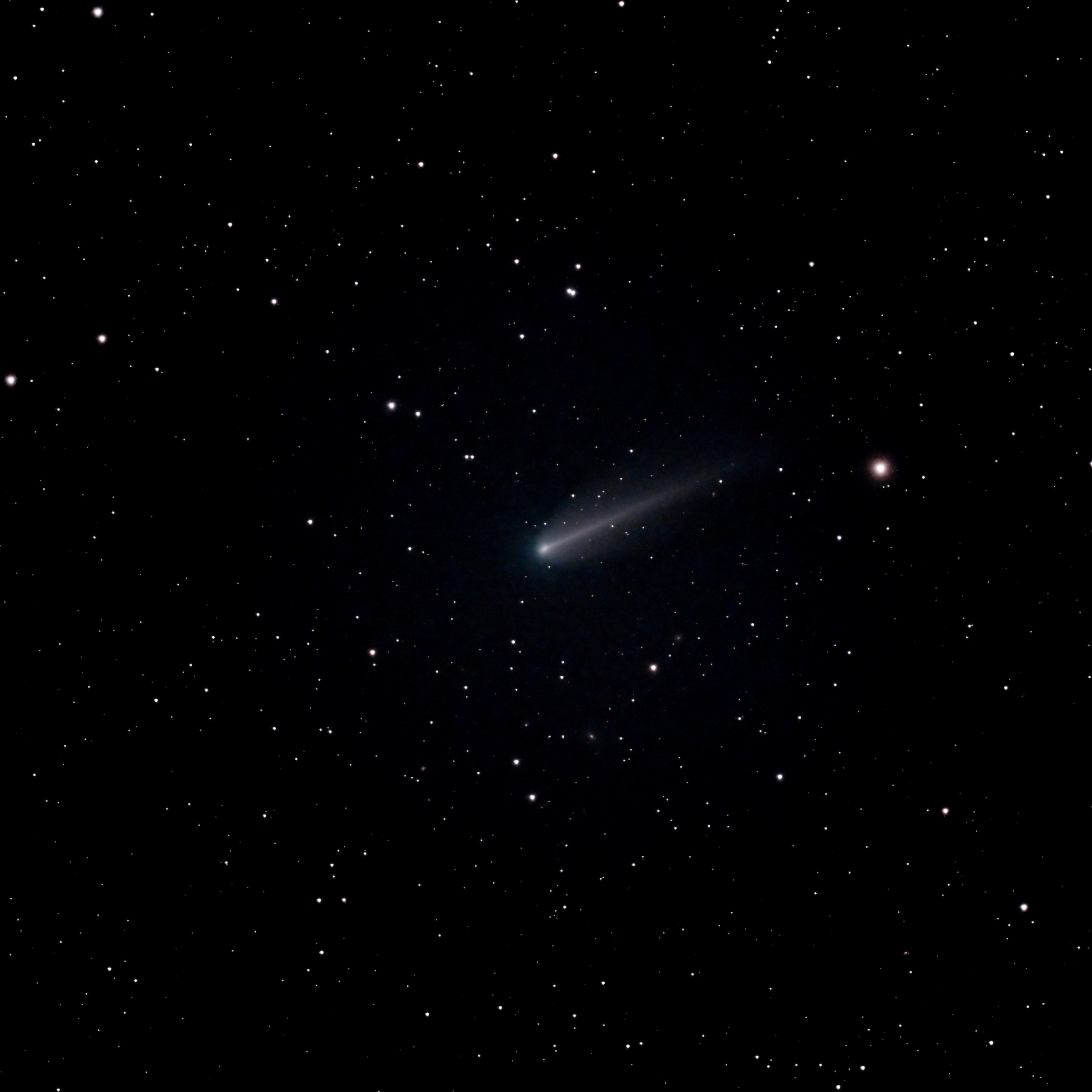 Comet 220P/McNaught viewed from my backyard with a Vespera Pro 2 Telescope. Composite of 129 exposures (1290 sec). Sky Color Studio (Black Level, DeNoise, Vibrance, Saturation, Contrast).